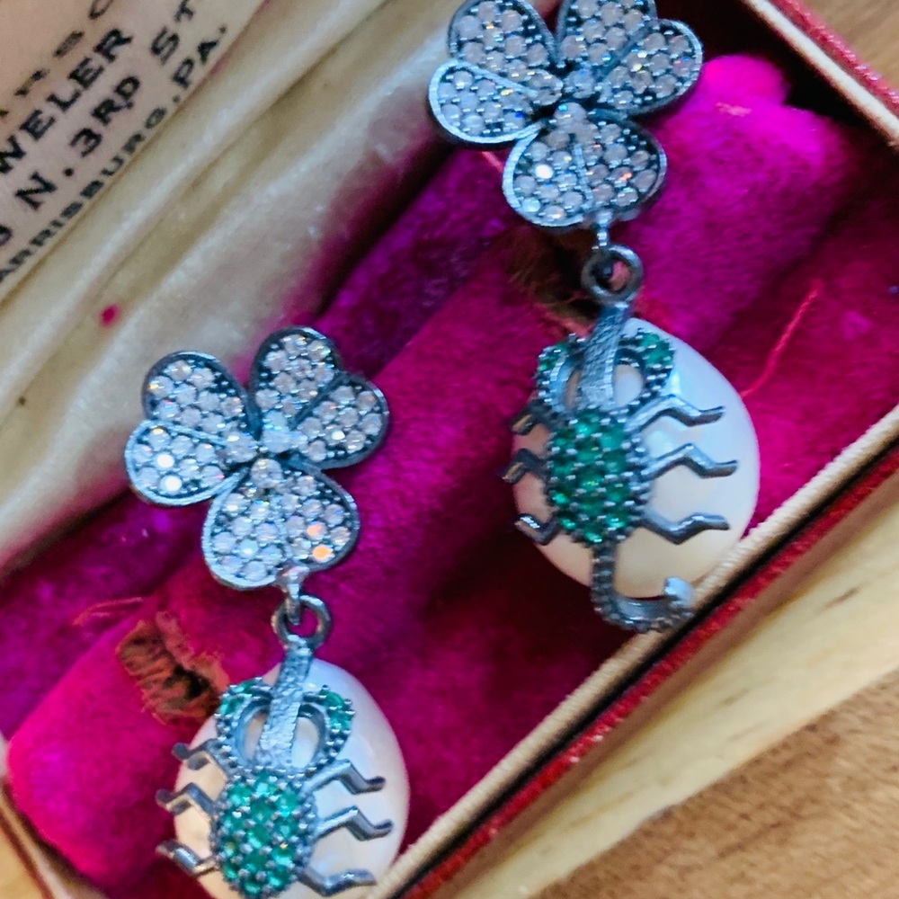 SOLD!!!!🥳🥳HOST PICK 11/18/19!⭐️🎁🎊💜❣️🥰Scorpion 🦂+🌺